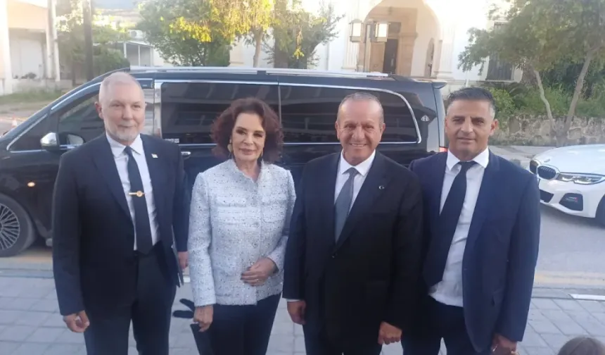 Ataoğlu, sinema sanatçısı Hülya Koçyiğit ile bir araya geldi