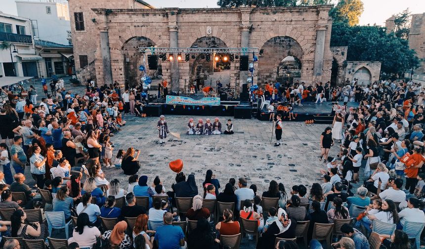 34. Uluslararası Gazimağusa Çocuk ve Gençlik Festivali’nde renkli festival yürüyüşü
