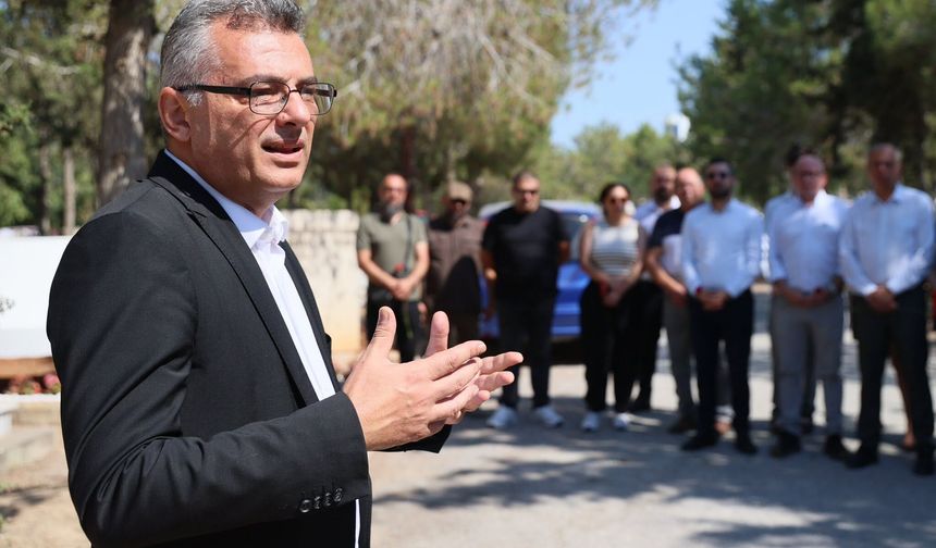 Erhürman, Naci Talat'ın vefatının 35'inci yılı dolayısıyla kabri başında düzenlenen anma törenine katıldı