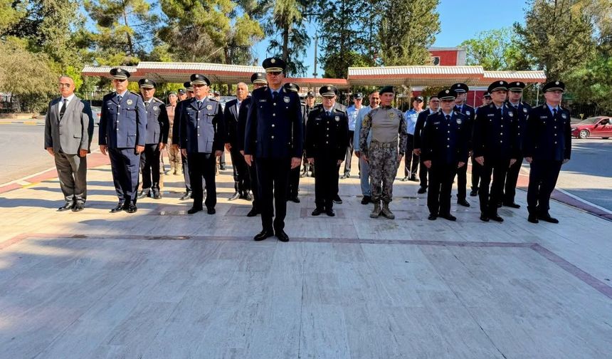 Polis Günü nedeniyle anıtlara çelenk sunuldu
