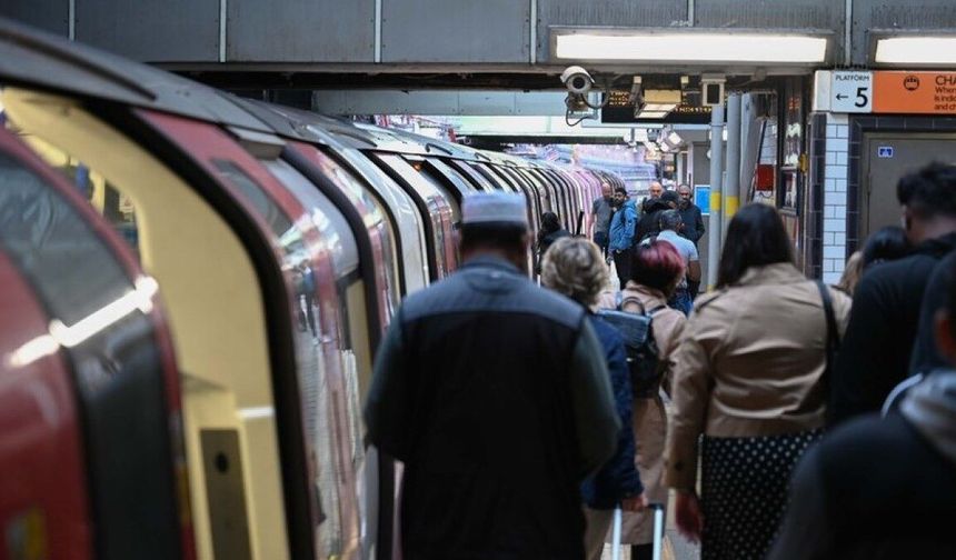 Londra'da sıcak hava ve sağanak ulaşımı vurdu