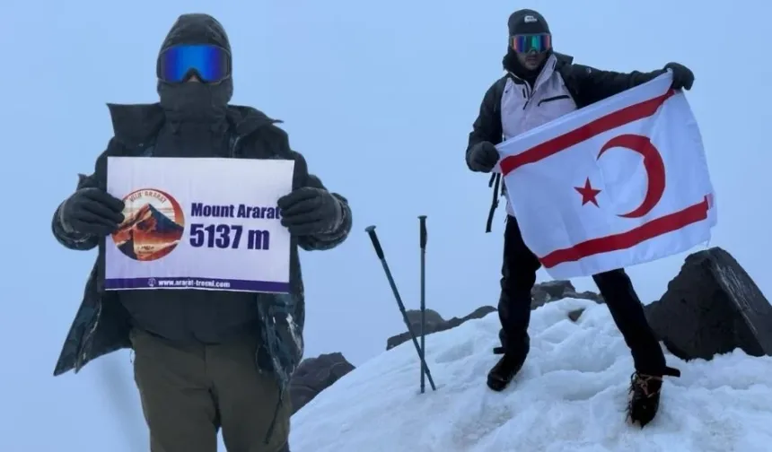 Kıbrıslı Türk iki genç Ağrı Dağı’nın zirvesinde bayrak dalgalandırdı