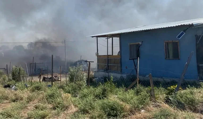 Taşkent'te hurdalık alanda çıkan yangına müdahale sürüyor